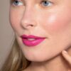 et nærbillede af en kvinde med en pink læbestift.