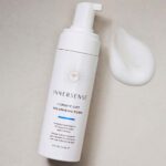 En flaske Innersense i Create Lift Volumizing Foam - Styling 177 ml på en hvid overflade.