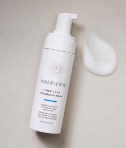 En flaske Innersense i Create Lift Volumizing Foam - Styling 177 ml på en hvid overflade.