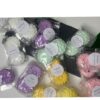 en flok forskellige farvede slikkepinde pakket ind i plastik.