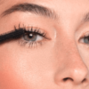 et nærbillede af en kvinde med en mascara i ansigtet.