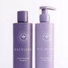 to flasker shampoo, der sidder ved siden af hinanden.