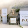 en flaske parfume ved siden af en æske parfume.