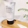 en tube Evolve Organic Beauty Climate Defense SPF30 Cream 40 ml siddende på en træbakke.