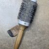En træ Olivia Garden Bamboo Touch Blowout rundbørste termisk 23 mm med et mærke på.