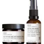En flaske Evolve Organic Beauty Multi Peptide 360 Anti-ageing Duo creme og en flaske Evolve Organic Beauty Multi Peptide 360 Anti-ageing Duo serum.