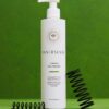 En flaske Innersense I Create Curl Memory - Hydrating Styling Gel 295 ml på en grøn baggrund.