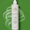 En flaske Innersense I Create Curl Memory - Hydrating Styling Gelé 295 ml på en grøn baggrund.