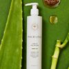 En flaske Innersense I Create Curl Memory - Hydrating Styling Gel 295 ml på en grøn baggrund.