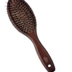 En John Masters Organics Combo Paddle Brush - vildsvinehår med en blanding af nylon og ornebørster og et mørkt håndtag med "John Masters Organics" tekst.